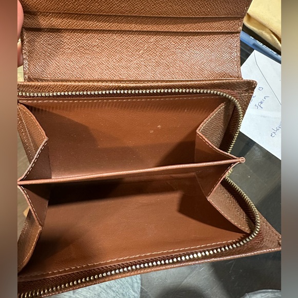 Authentic 100% LV wallet - Picture 2 of 7